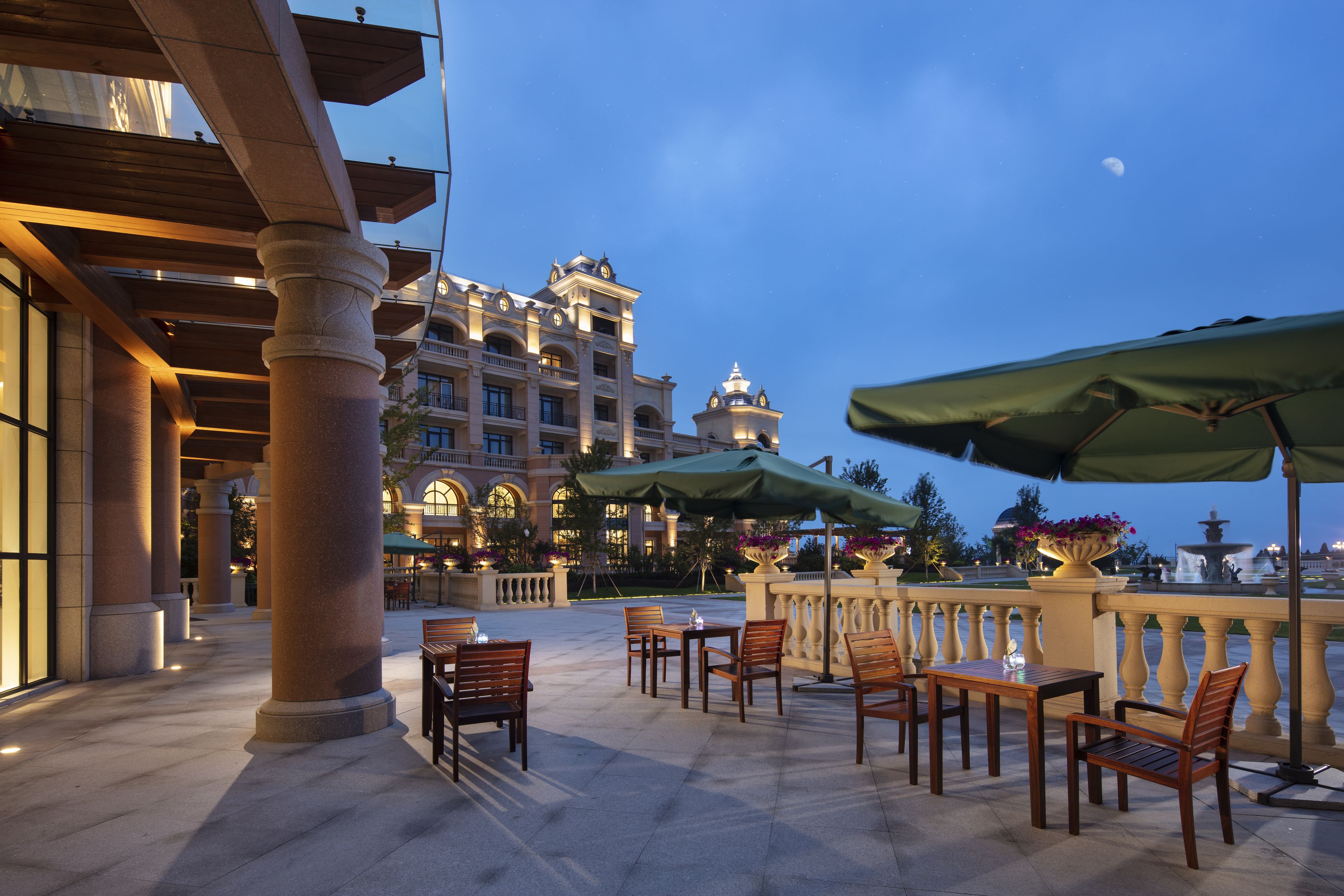 2 bars/lounges, lobby lounge, cocktail bar