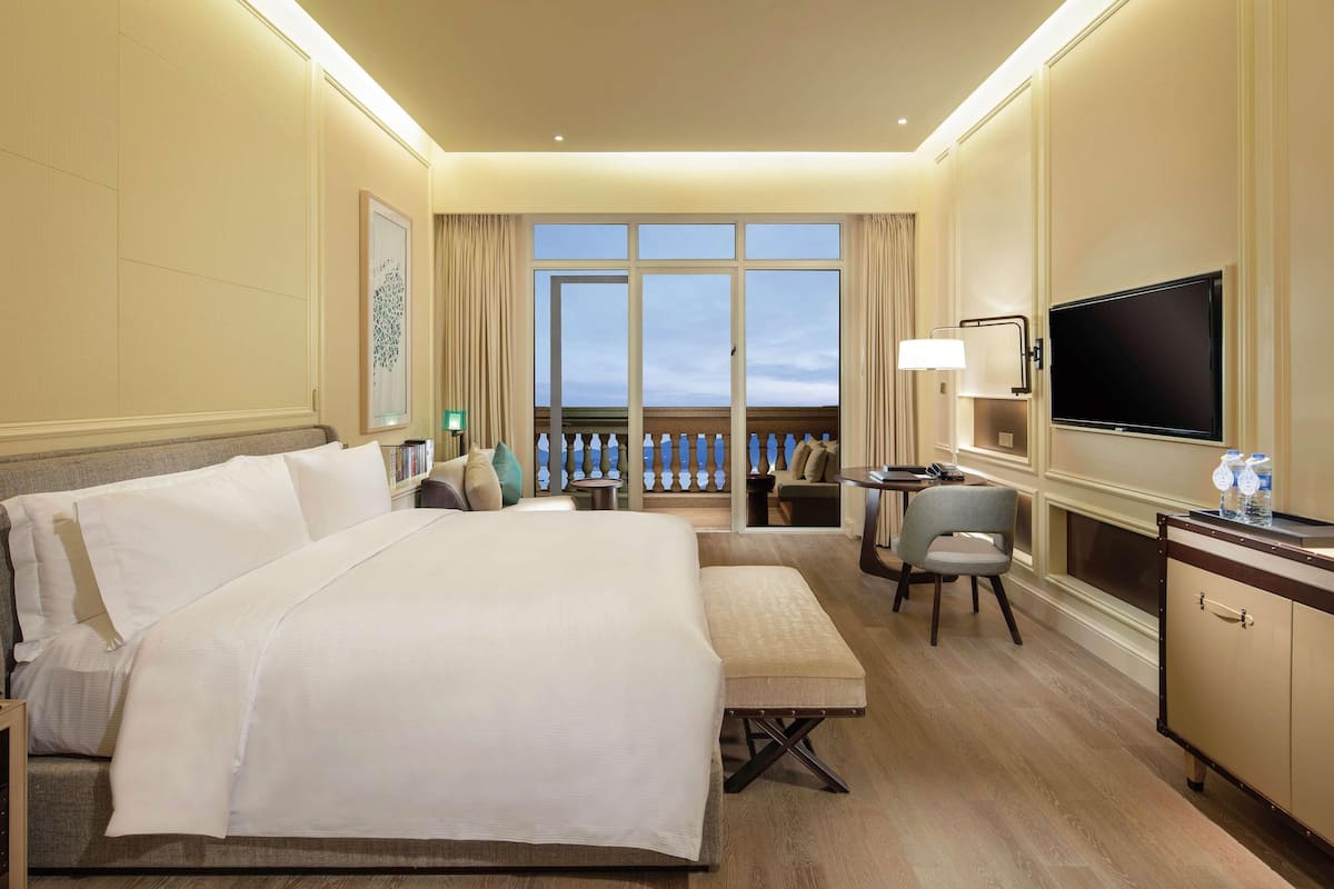 Premium bedding, down duvets, minibar, in-room safe