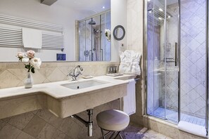 Superior Double Room | Bathroom | Shower, rainfall showerhead, free toiletries, hair dryer - Monastero di Cortona Hotel & Spa (Cortona)