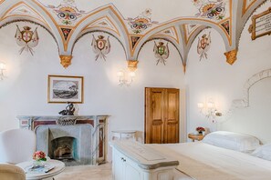 Junior Suite Gli Affreschi | Premium bedding, down duvets, memory-foam beds, minibar - Monastero di Cortona Hotel & Spa (Cortona)