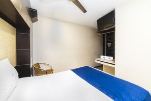 Chambre Simple, 1 lit double | Bureau, espace de travail pour ordinateur portable