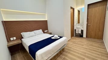 Deluxe Room | Desk, laptop workspace, iron/ironing board, free WiFi