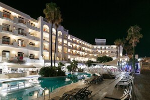 Seasonal outdoor pool, pool umbrellas, sun loungers