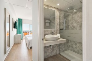 Gratis toiletartikelen, een haardroger, handdoeken
