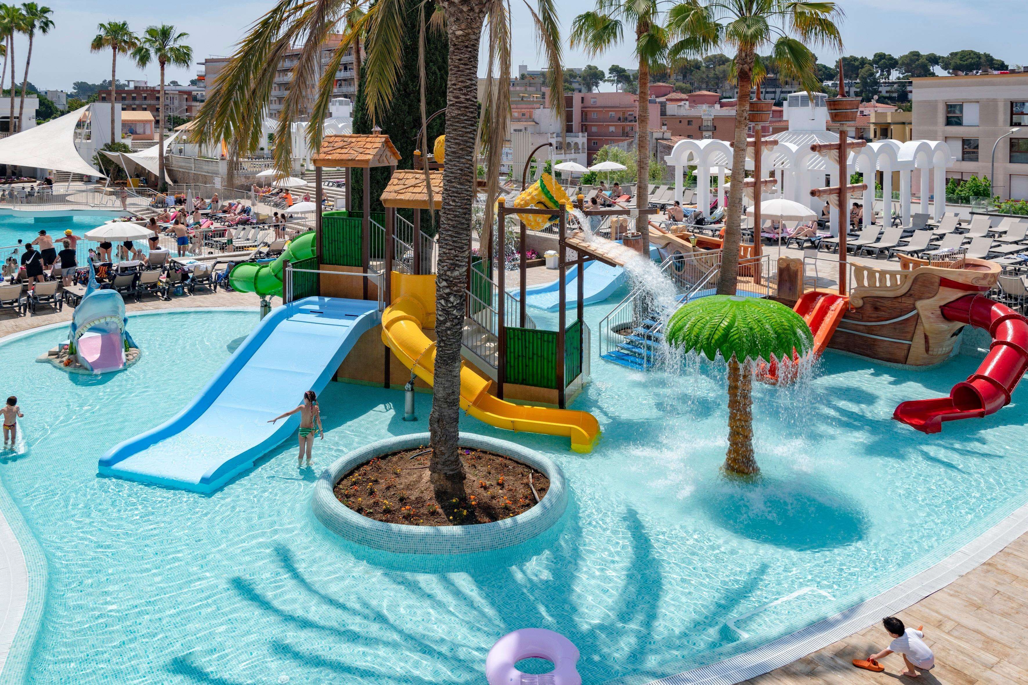 Seasonal outdoor pool, pool umbrellas, sun loungers