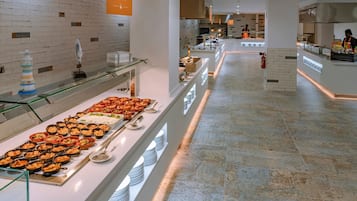 Petit déjeuner, déjeuner et dîner servis sur place