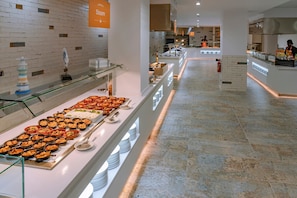 Petit déjeuner, déjeuner et dîner servis sur place