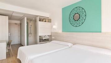 Minibar, coffres-forts dans les chambres, bureau, rideaux occultants