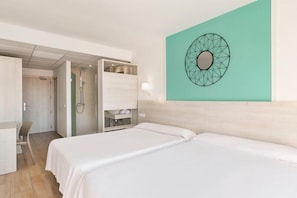 Minibar, caja de seguridad en la habitación y escritorio 