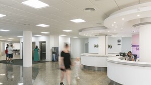 A spacious lobby with a curved reception desk, a marble floor, and a high ceiling with recessed lighting. - Hotel Best Lloret Splash (Lloret de Mar)