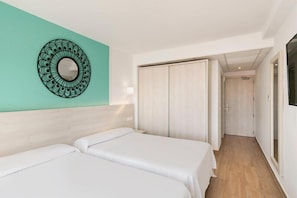 Minibar, coffres-forts dans les chambres, bureau, rideaux occultants