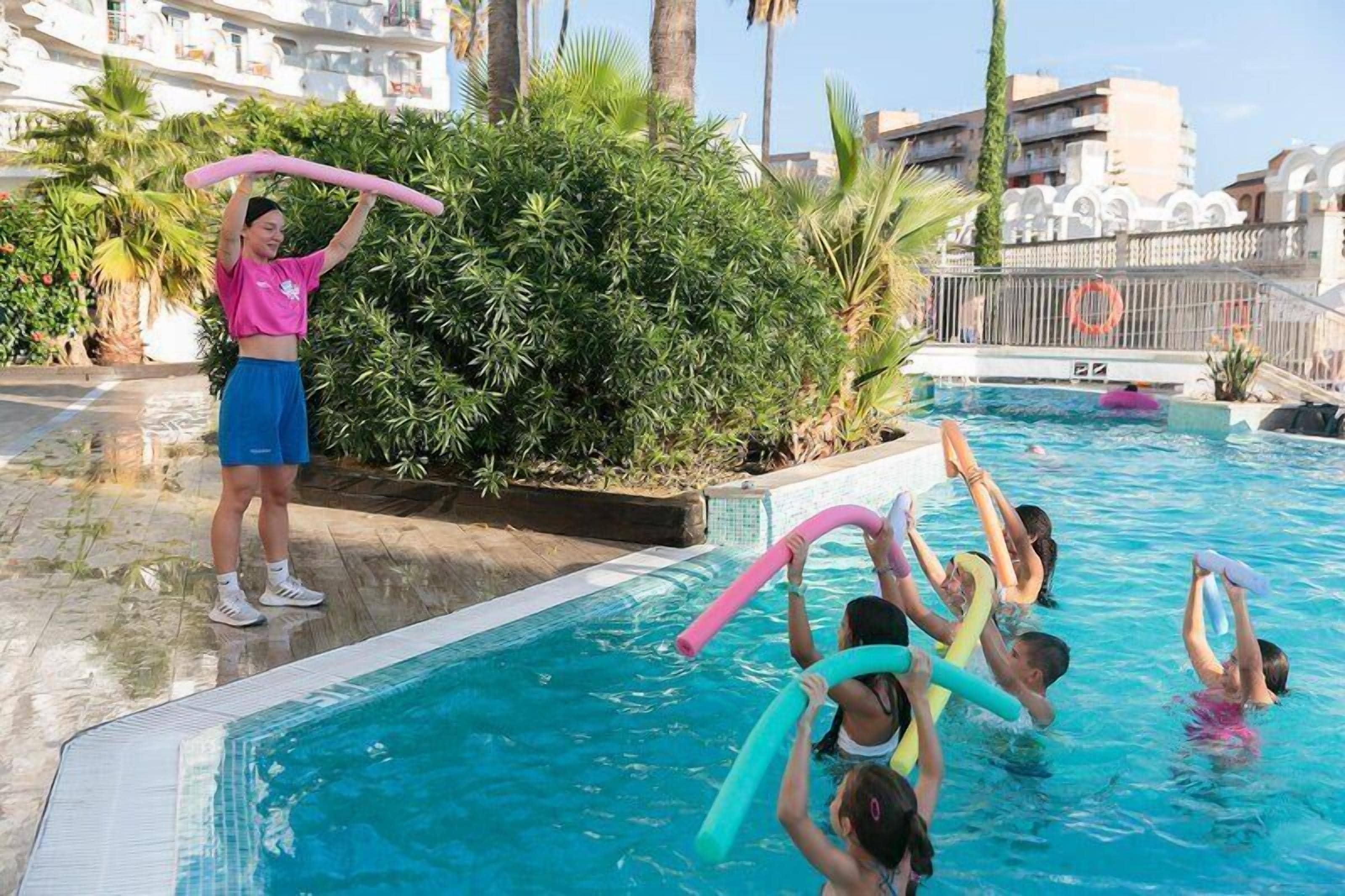 Piscine extérieure (ouverte en saison), parasols de plage