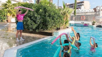 Piscine extérieure (ouverte en saison), parasols de plage