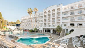 A hotel with a pool area, outdoor seating, and multiple balconies. - Hotel Best Lloret Splash (Lloret de Mar)