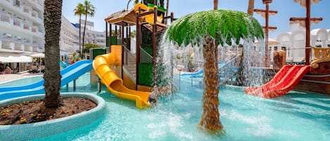 Piscine extérieure (ouverte en saison), parasols de plage