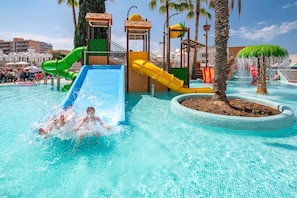 A water park with slides and a pool. - Hotel Best Lloret Splash (Lloret de Mar)