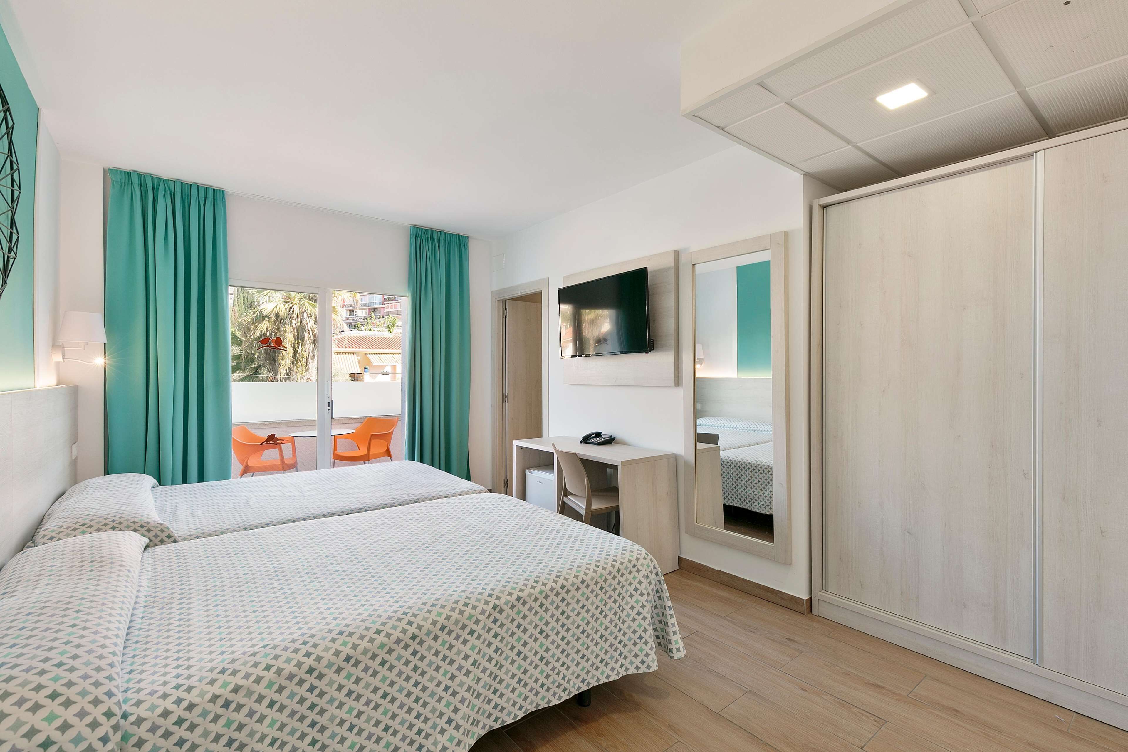 Minibar, safe på rommet, skrivebord og blendingsgardiner