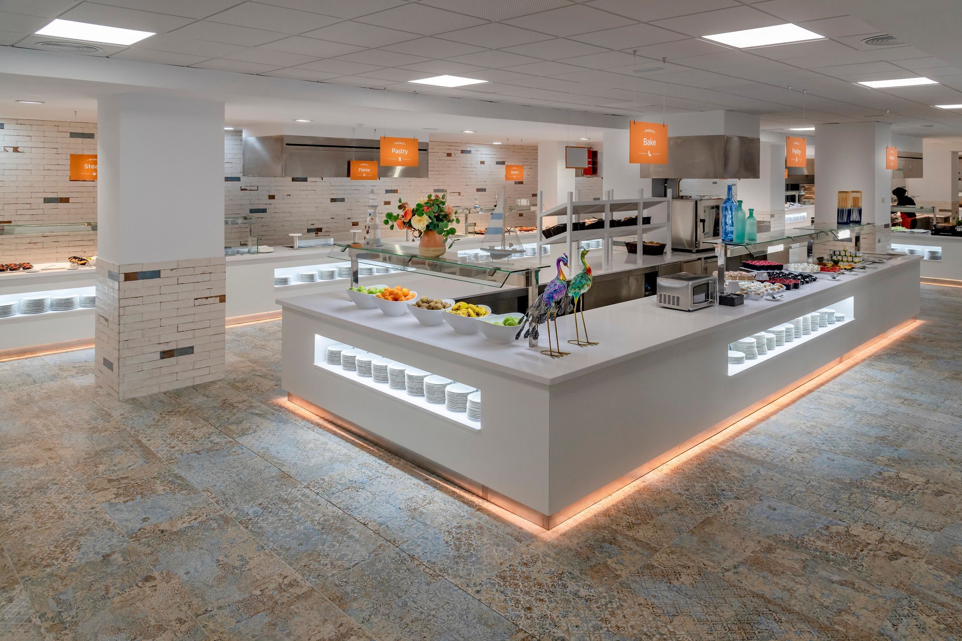 供應早餐、午餐、晚餐；本地及多國菜