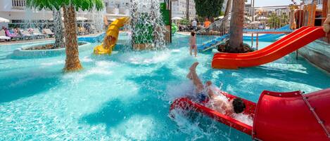 En säsongsöppen utomhuspool, parasoller och solstolar