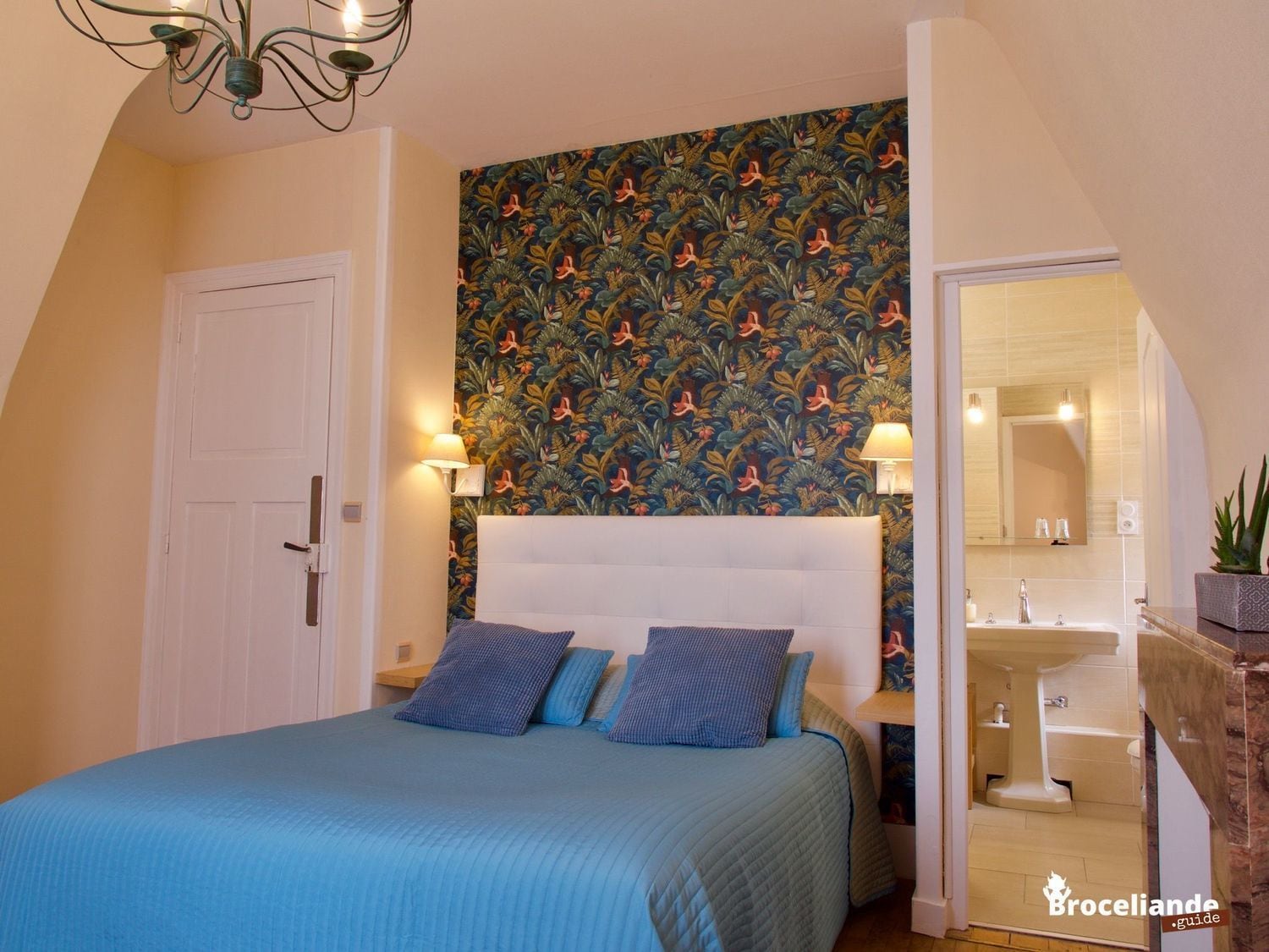 Luxe beddengoed, pillowtop-bedden, individueel gedecoreerd, een bureau