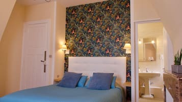 Luxe beddengoed, pillowtop-bedden, individueel gedecoreerd, een bureau