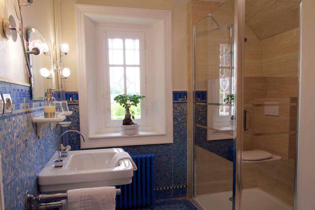 Comfort Double Room | Bathroom | Bathtub, free toiletries, hair dryer, towels