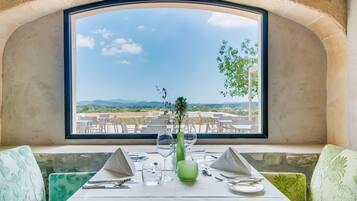 2 restaurants, spécialités Cuisine méditerranéenne