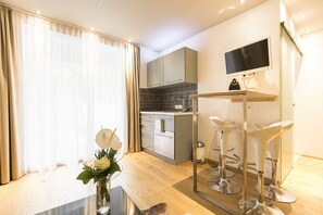 Deluxe appartement (Sunny Suite) | Privékeuken | Een koelkast, een microgolfoven, een koffiezetapparaat/waterkoker