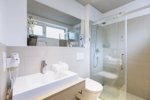Deluxe Apartment (Sunny Suite) | Bathroom | Free toiletries, hair dryer, towels, toilet paper