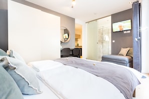 Deluxe appartement (Happy Days) | Een bureau, een strijkplank/strijkijzer, gratis wifi, beddengoed