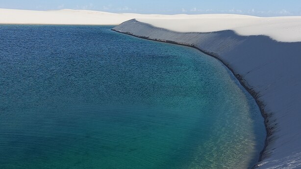 A coastal landscape with a sandy beach and a clear blue sea. - Orla Náutica Pousada (Barreirinhas)