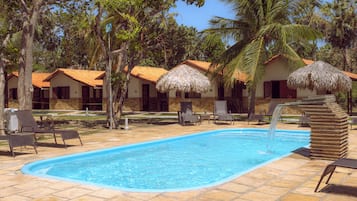 Una piscina al aire libre, camas de piscina gratis, sombrillas
