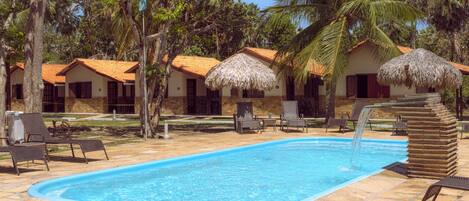 Piscina externa, funciona das 9h às 22h, barracas de cortesia