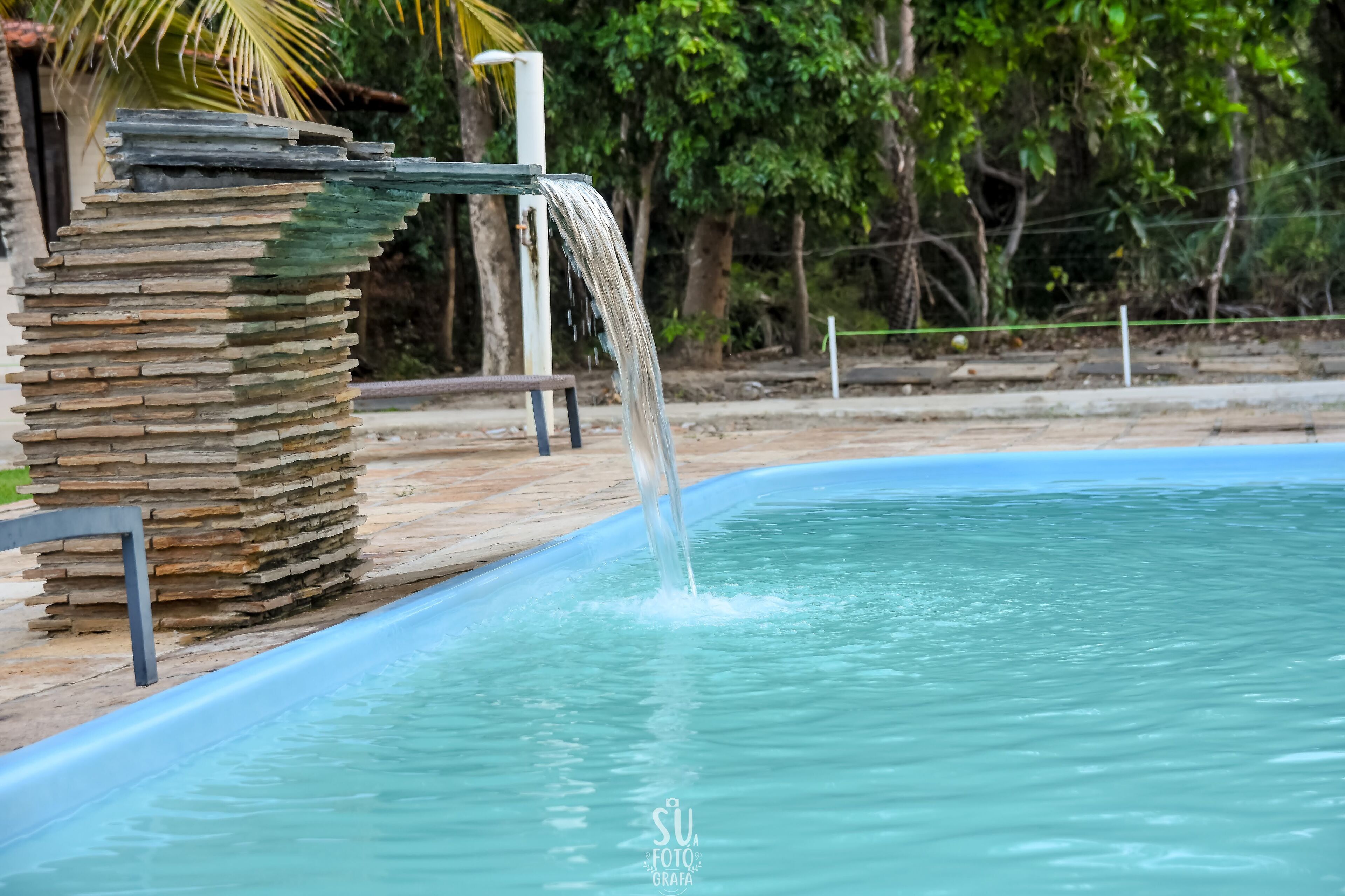 Una piscina al aire libre, camas de piscina gratis, sombrillas