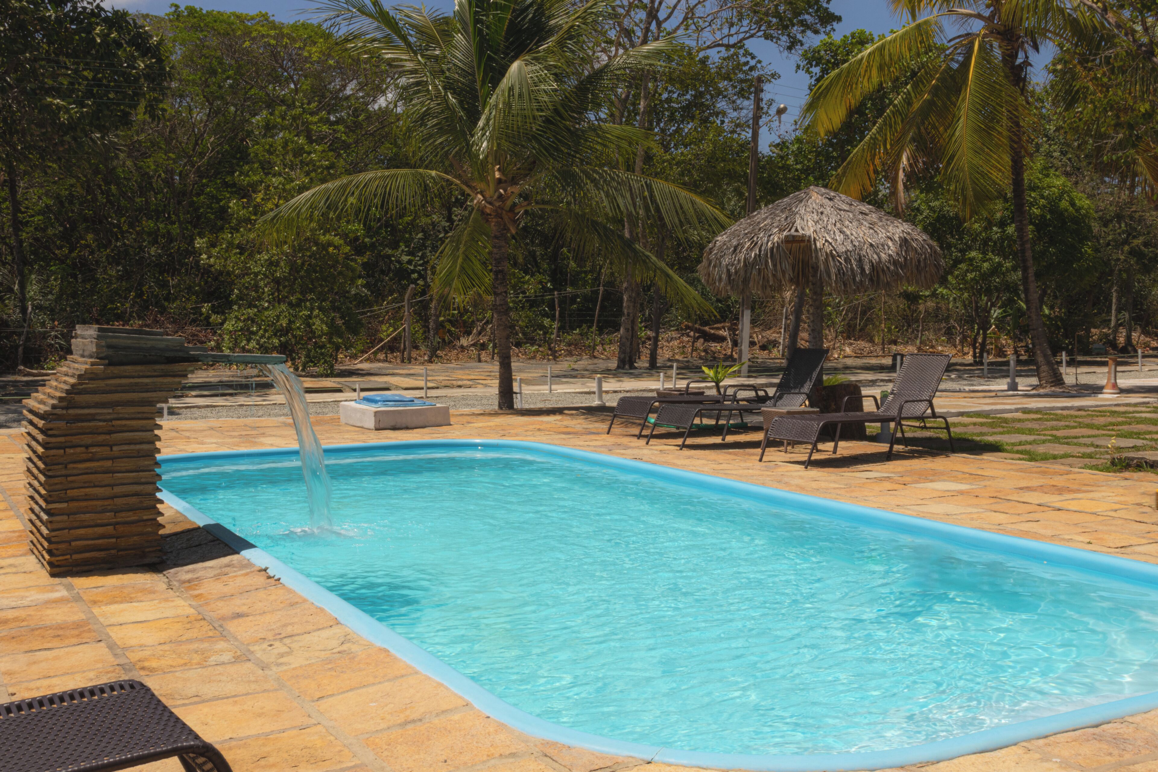 Una piscina al aire libre, cabañas de piscina gratuitas, sombrillas