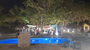 室外游泳池,開放時間為 09:00 至 22:00,提供免費遮陽小屋和泳池遮陽傘