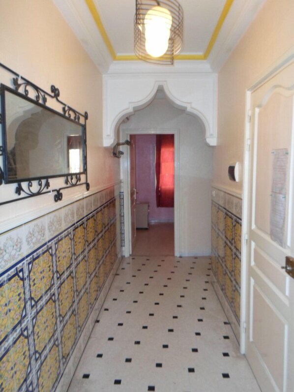 Departamento, 3 habitaciones | Área de sala de estar | Televisión LCD