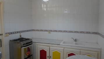 Apartment, 3 Bedrooms | Private kitchen | Fridge, oven, stovetop, cookware/dishes/utensils
