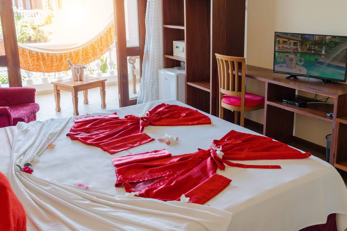 deluxe suite, jetted tub (superior) | minibar, in-room safe, desk, soundproofing