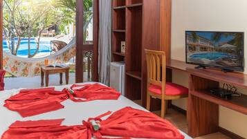 Suíte luxo, banheira de imersão, no jardim | 1 quarto, frigobar, cofres nos quartos, escrivaninha