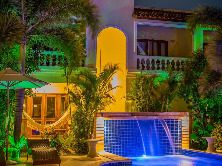 Een buitenzwembad, ligstoelen bij het zwembad