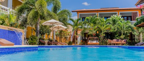 Una piscina al aire libre, tumbonas