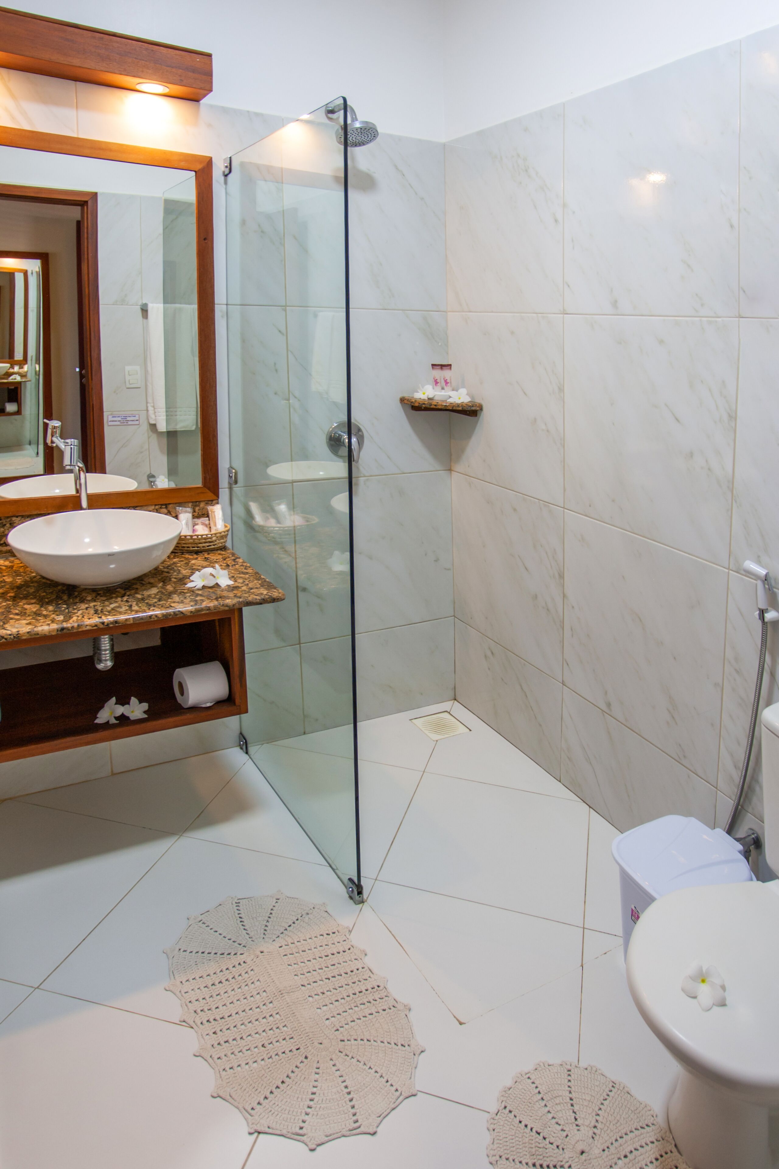 superior suite | bathroom | shower, free toiletries, towels