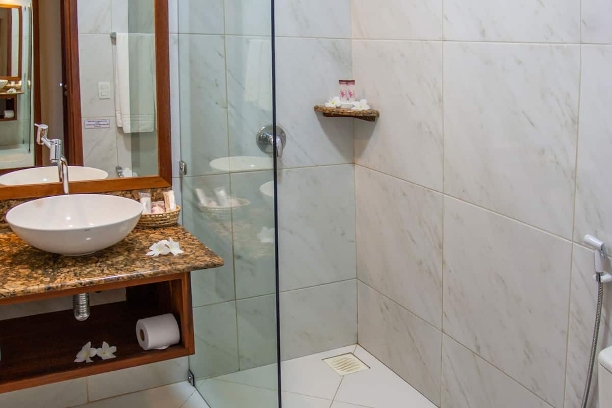 superior suite | bathroom | shower, free toiletries, towels