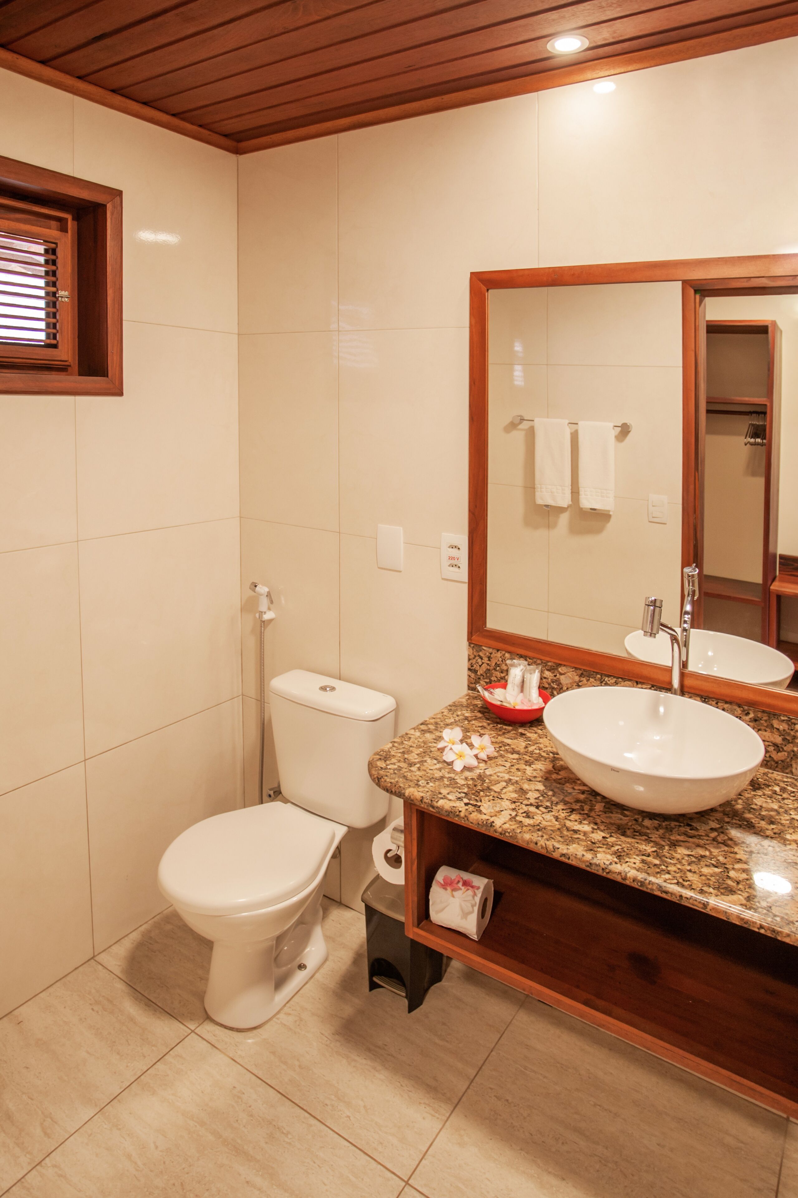 suite, garden area | bathroom | shower, free toiletries, towels