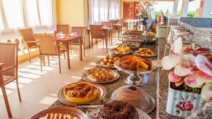 A buffet with various desserts and breakfast items. - Hotel Villa Beija Flor (Jijoca de Jericoacoara)