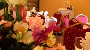 Breakfast, lunch, dinner served; local and international cuisine
