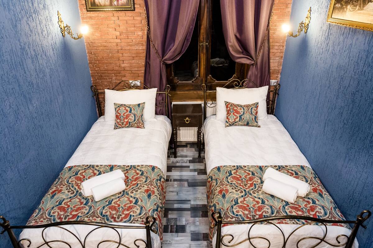 Standard Twin Room | In-room safe, desk, soundproofing, iron/ironing board (on request)