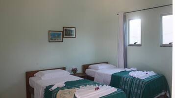 Quarto duplo | Frigobar, cofres nos quartos, escrivaninha, cortinas blackout