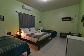 Minibar, Zimmersafe, Schreibtisch, Verdunkelungsvorhänge
